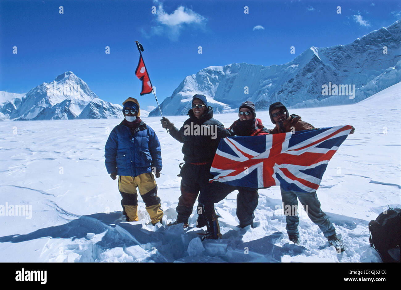 Notre expédition et de groupe avec des guides népalais drapeau népalais attaché à ski-pôle à Raphu ; La où nous avons atteint nos Banque D'Images