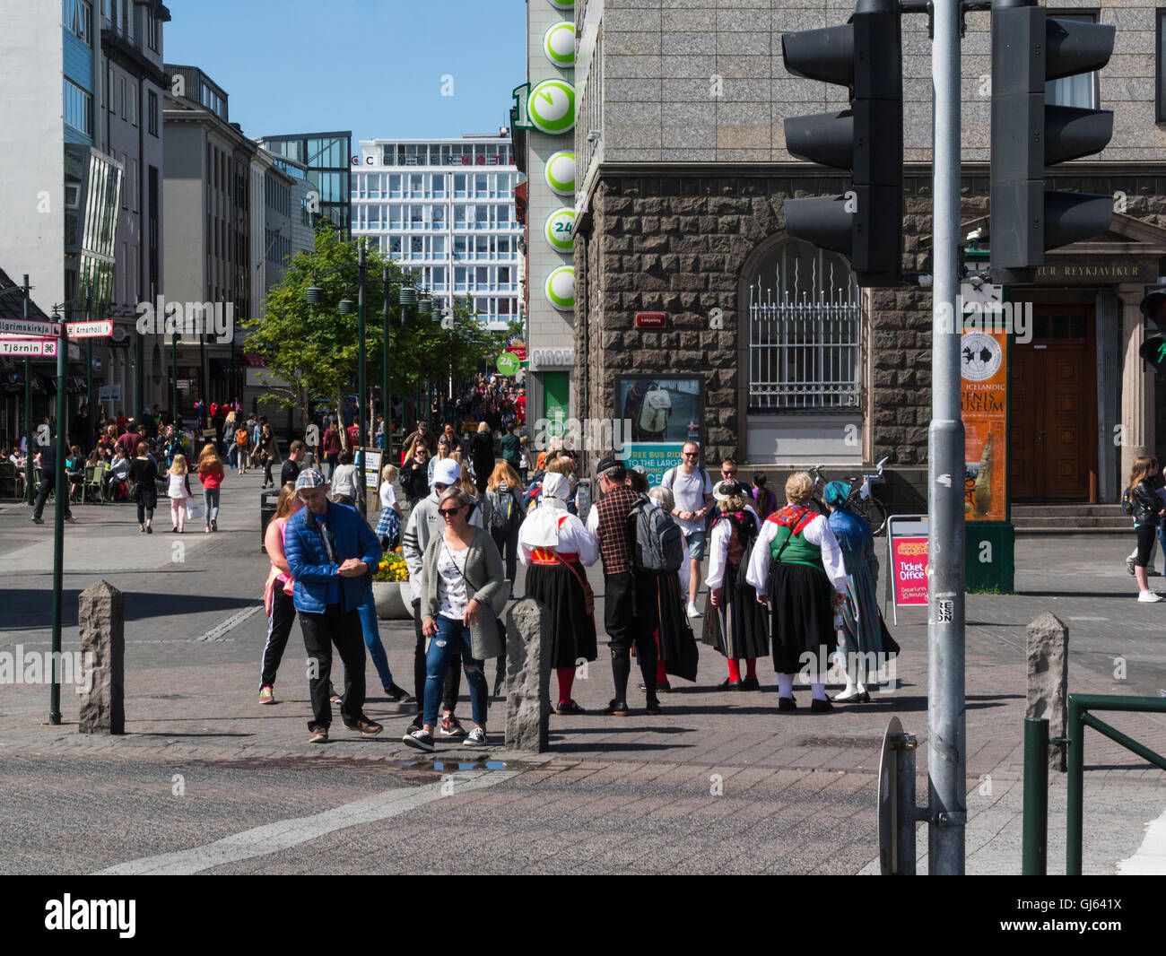 Vue vers le bas Njardargata occupé avec les visiteurs passant le bâtiment de la Cour de district du centre-ville de Reykjavik, la capitale de l'Islande sur une journée de juillet étés Banque D'Images