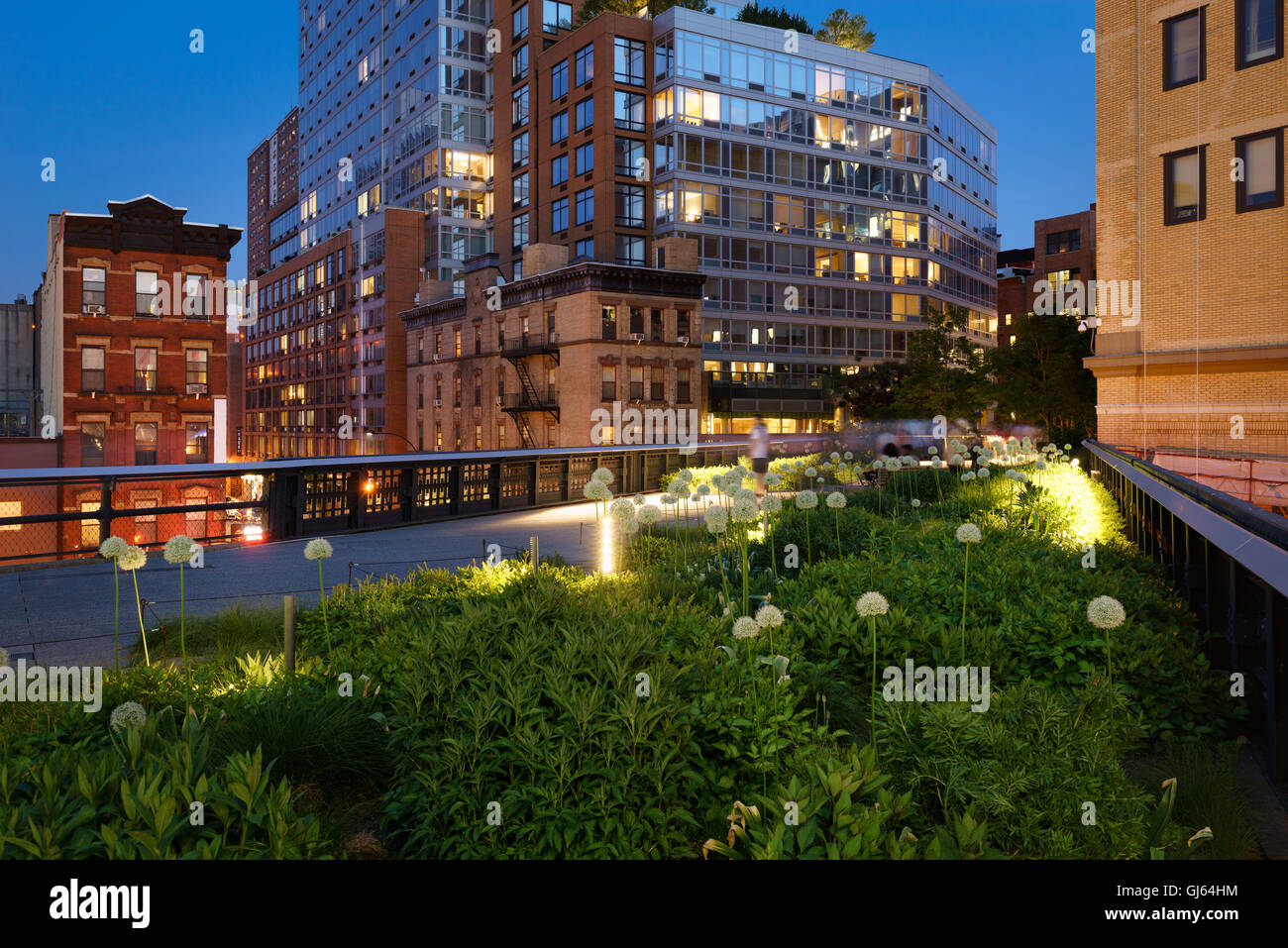 La ligne haute (antenne-vert moyen) au crépuscule en été près de la 10e Avenue et 17e Rue (Chelsea). Manhattan, New York City Banque D'Images