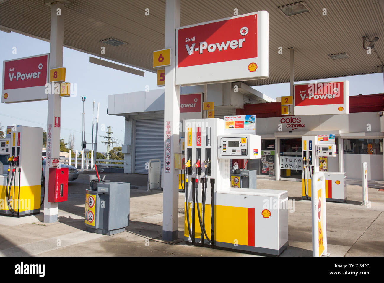 Shell et Coles express station essence sur l'autoroute du Pacifique dans la région de North Sydney, Australie Banque D'Images