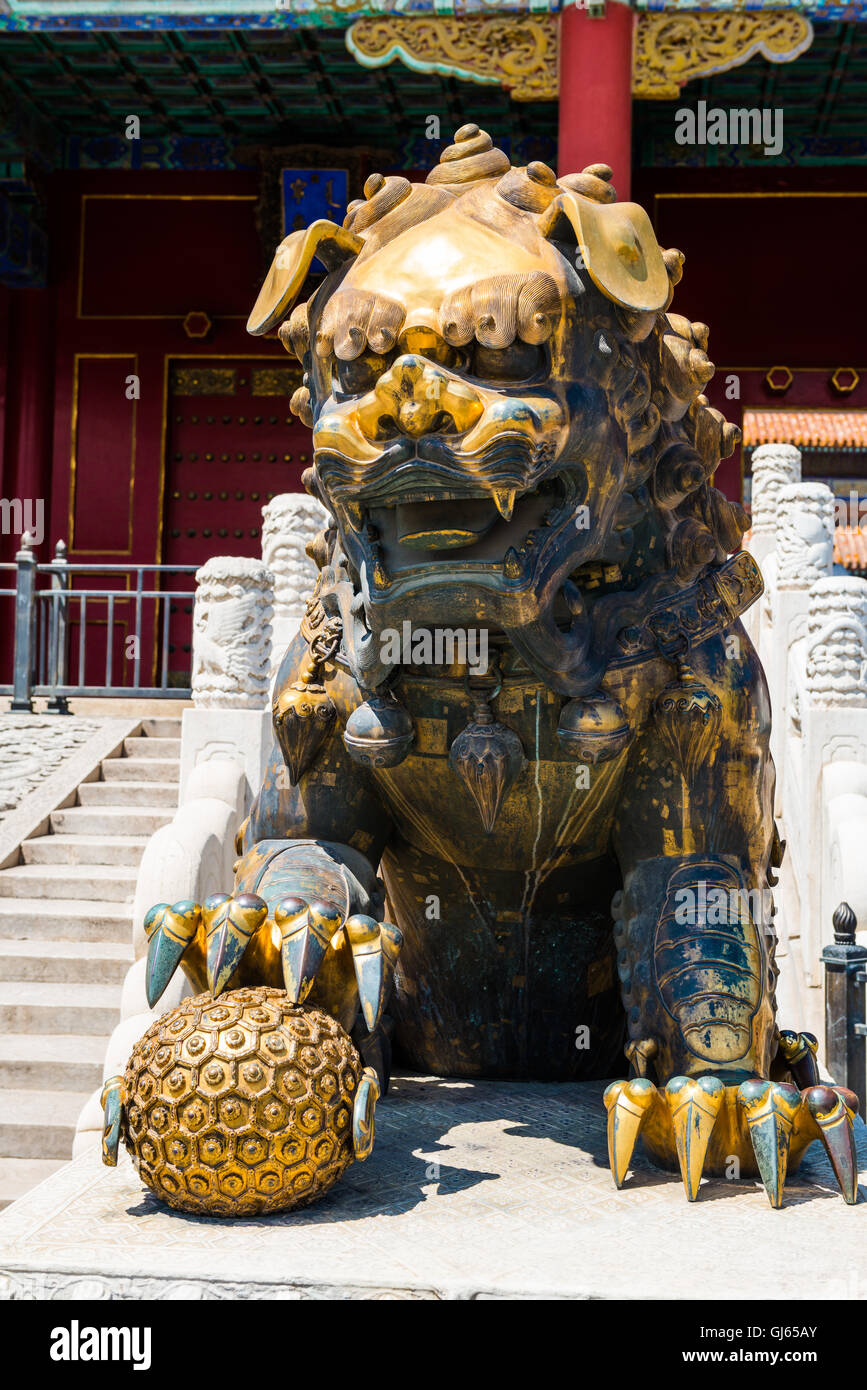 Lion de bronze en face du hall de l'harmonie suprême à Beijing Forbidden City Banque D'Images