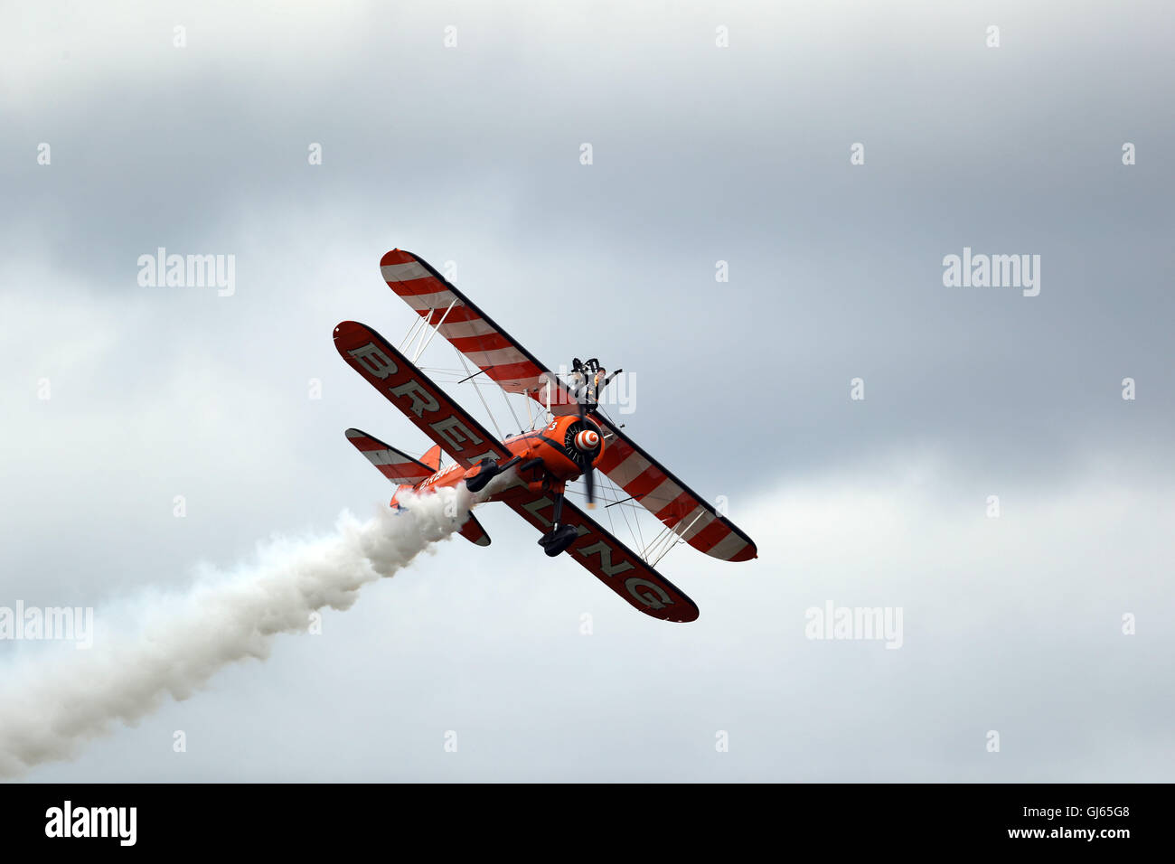 L'Aile Breitling marcheurs effectuer au cours de la Red Bull Air Race à Ascot Hippodrome r dans le Berkshire. Banque D'Images