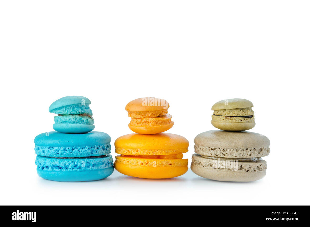 Collection de macarons colorés fixés sur un fond blanc Banque D'Images