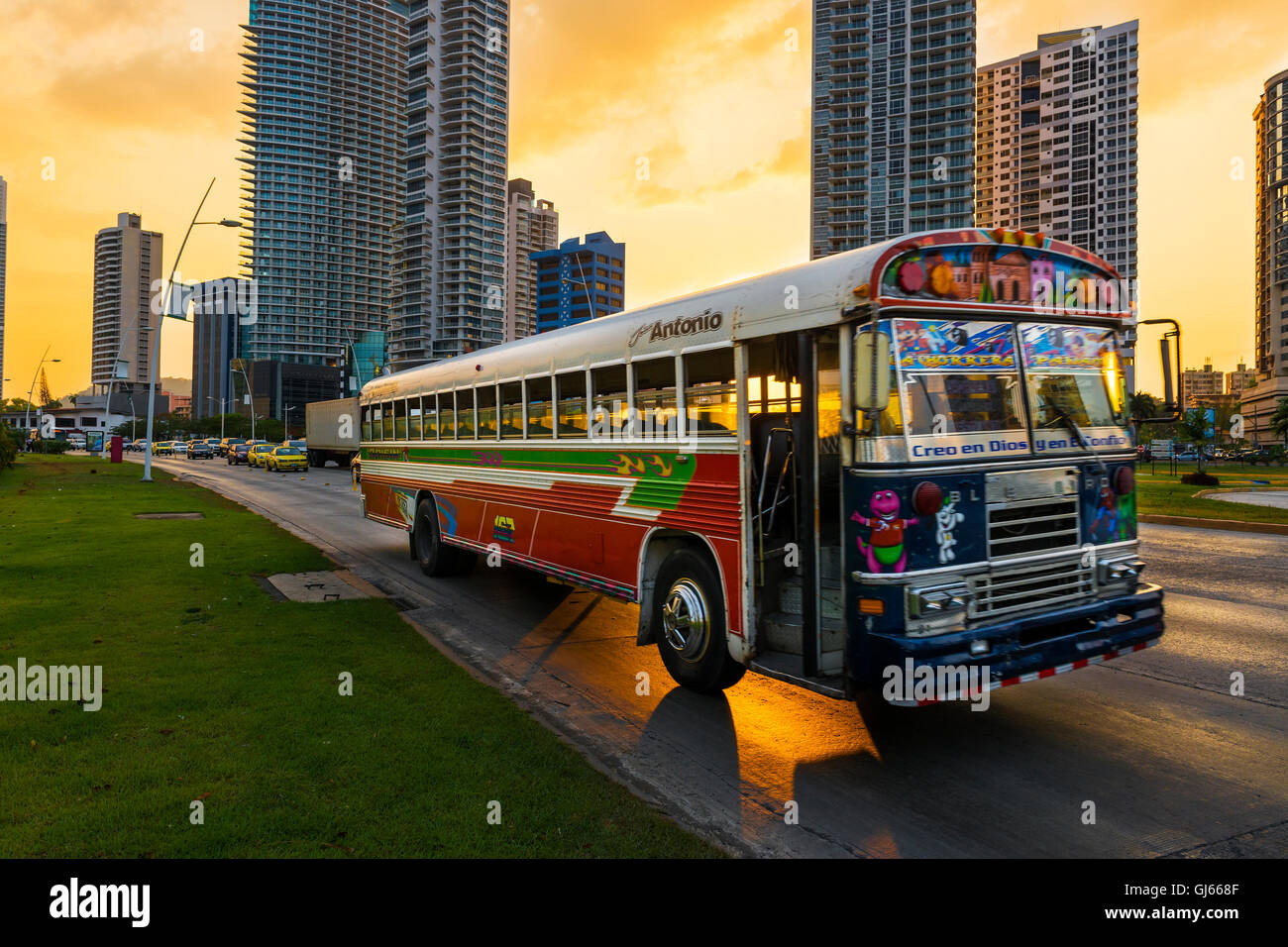 La ville de Panama, Panama - Mars 18, 2014 : Red Devil Bus (Diablo Rojo) dans une rue de la ville de Panama, au coucher du soleil. Red Devil les bus sont publ Banque D'Images