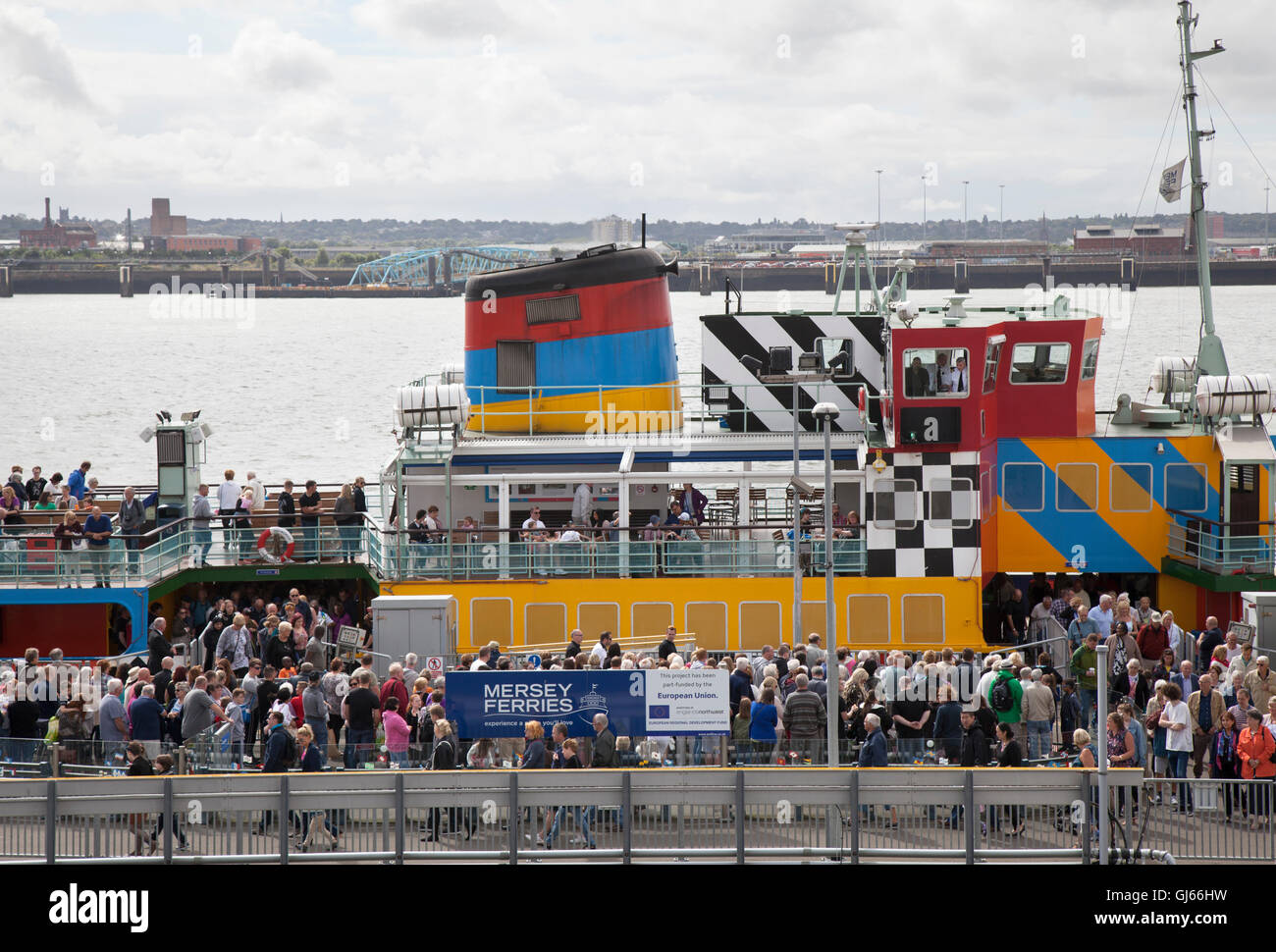 Saison d'affluence sur le Dazzle Mersey Ferry, un projet du Fonds de développement de l'Union européenne, à l'Pierhead, Waterfront, Liverpool, Merseyside, Royaume-Uni Banque D'Images