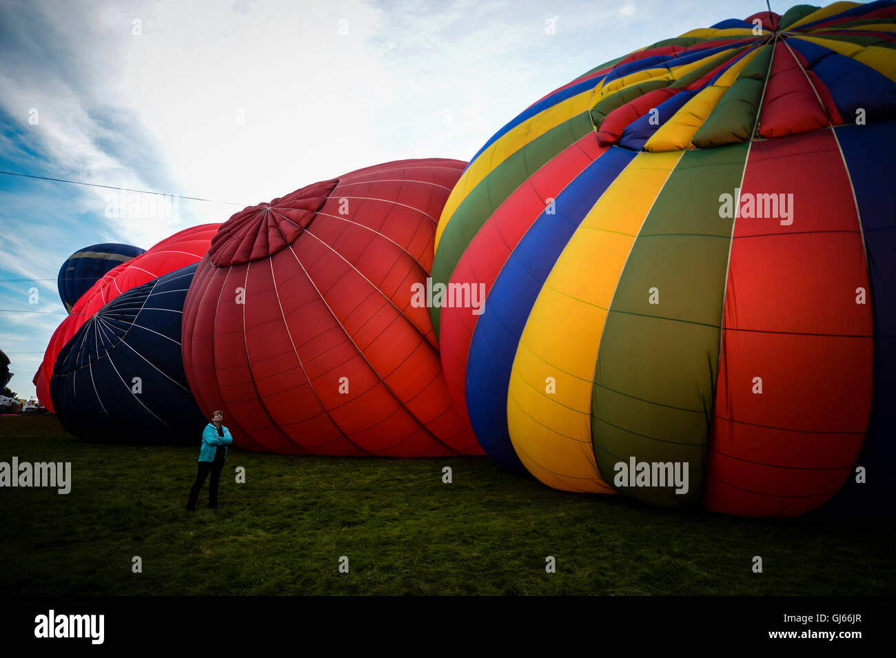 Montgolfières se préparent à décoller comme ils volent pour la première fois sur le Bristol International Balloon Fiesta Week-end à Ashton Court Estate, où les conditions météorologiques défavorables ont empêché des vols précédents. Banque D'Images