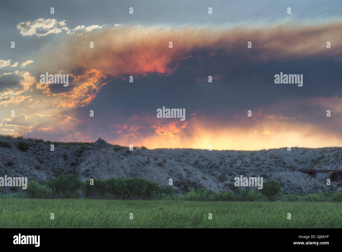 La fumée d'un incendie de forêt lointaine sur un marais à Bosque del Apache National Wildlife Refuge, Nouveau Mexique, USA. Banque D'Images