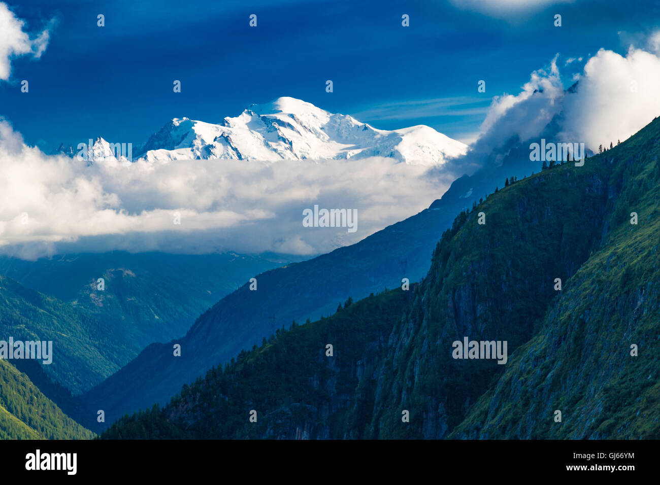 Vue sur le pic du Mont Blanc depuis le Lac d'Emosson près de ville suisse de Finhaut et ville de Chaminix, Août Banque D'Images