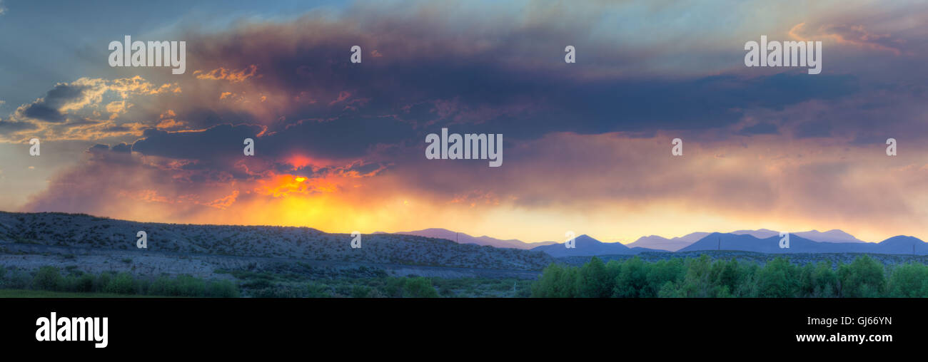 La fumée d'un incendie de forêt lointaine sur un marais à Bosque del Apache National Wildlife Refuge, Nouveau Mexique, USA. Banque D'Images