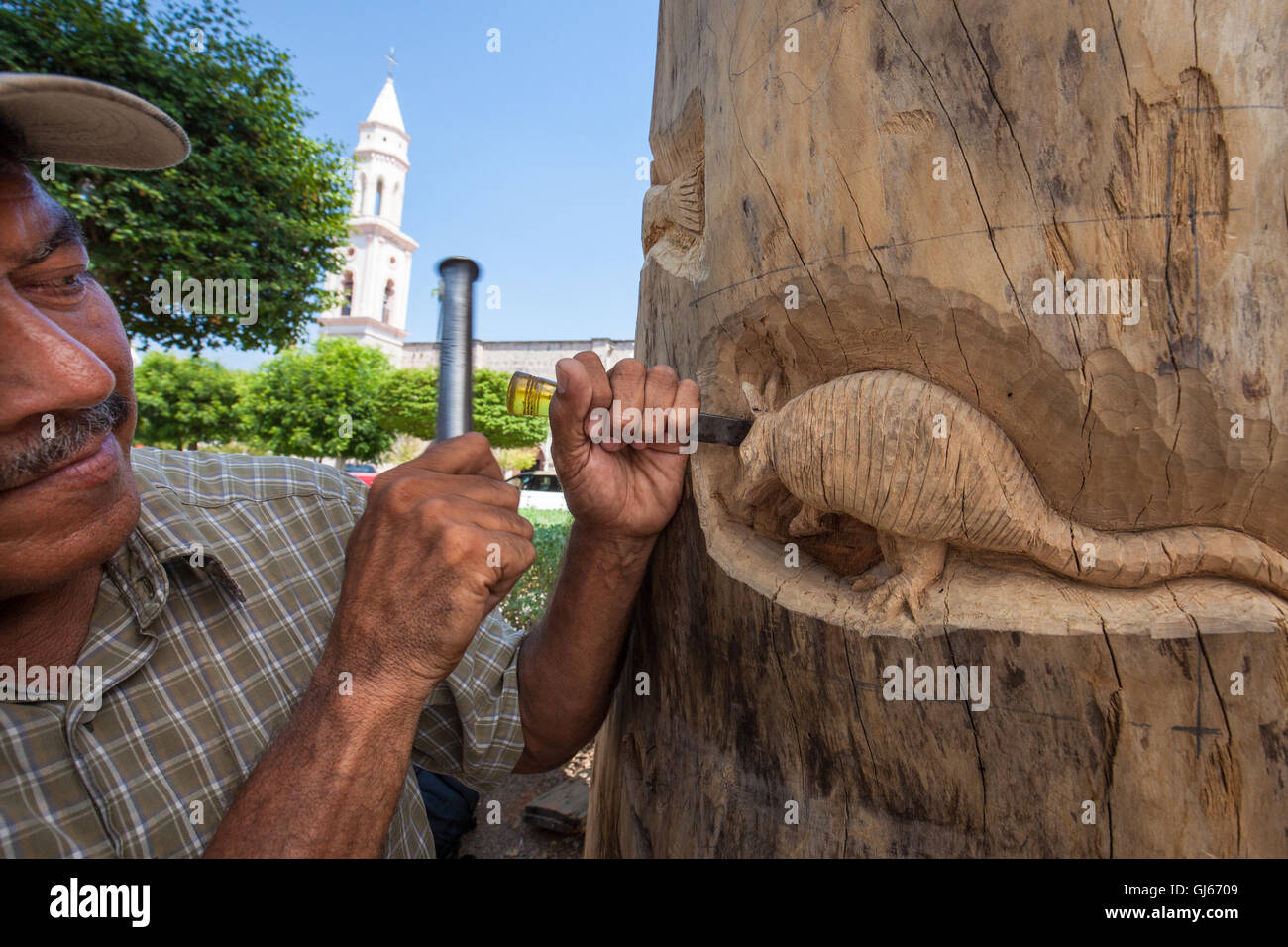 Jésus Artisan Ramos Cota travaille sur une sculpture dans la place d'El Fuerte, Sinaloa, Mexique. Banque D'Images