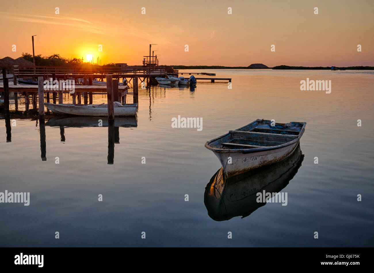 Une vue tranquille sur un bateau près des quais de Maviri plage au coucher du soleil, Topolobampo, au Mexique. Banque D'Images