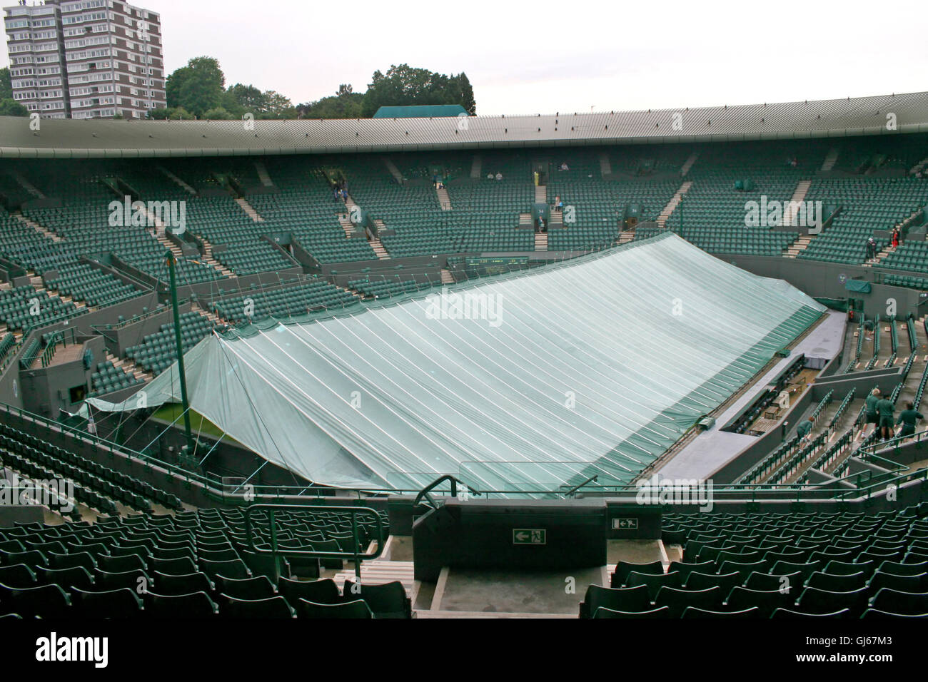 Un court de tennis couvert en raison du mauvais temps Banque D'Images