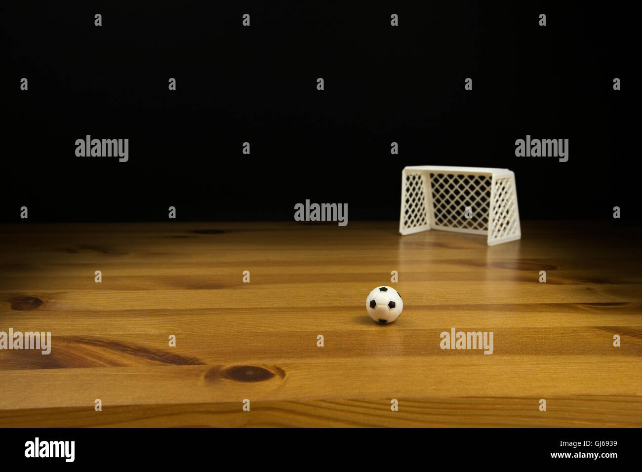 Close up d'un dessus de table fotball et poteau de but sur une table en bois, Banque D'Images
