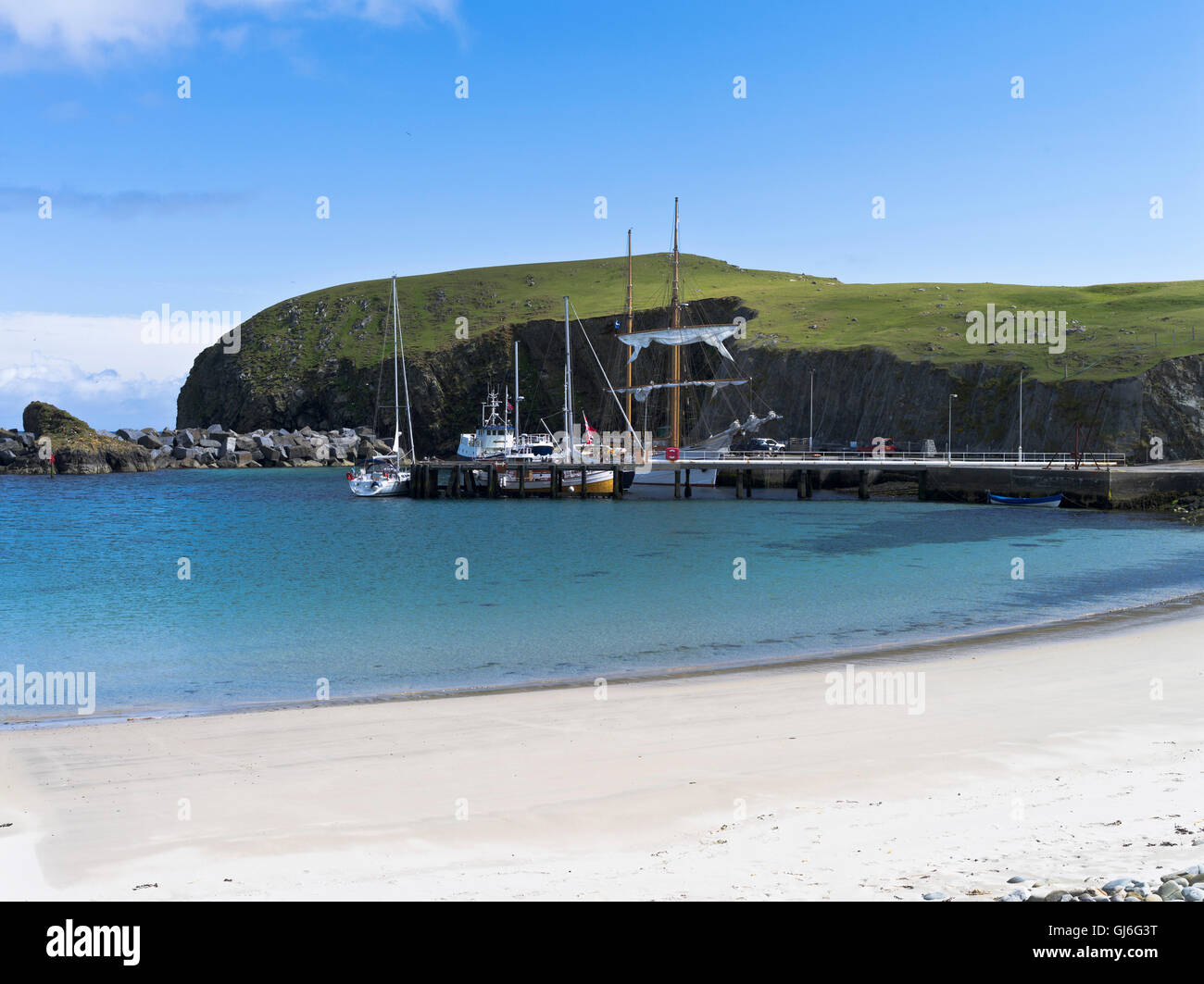 Dh North Haven FAIR ISLE SHETLAND plage sable grand voilier bateaux yachts pier Banque D'Images