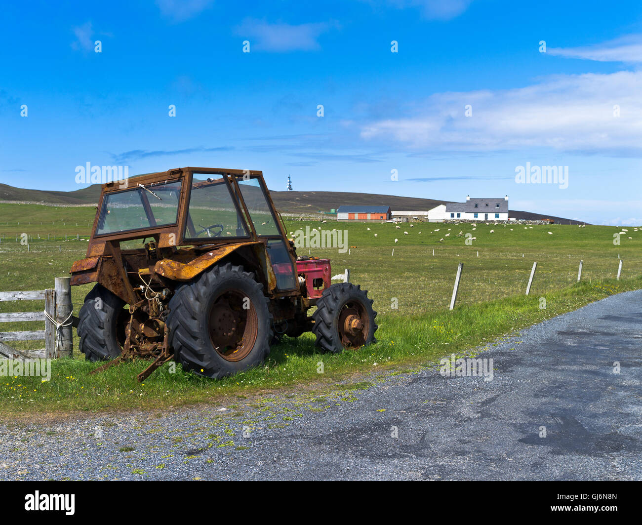 dh FAIR ISLE SHETLAND Rust Old Farm Tractor agriculture à distance ecosse royaume-uni Banque D'Images