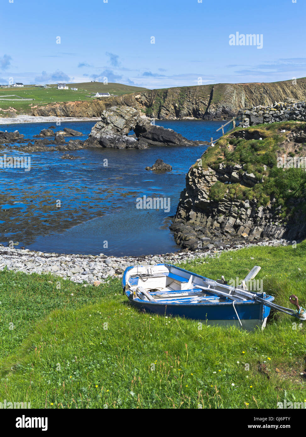 dh South Harbour FAIR ISLE SHETLAND bateau à pêche dans noost au-dessus de la baie mer arche plage rocheuse Écosse isles poissons de terre Banque D'Images