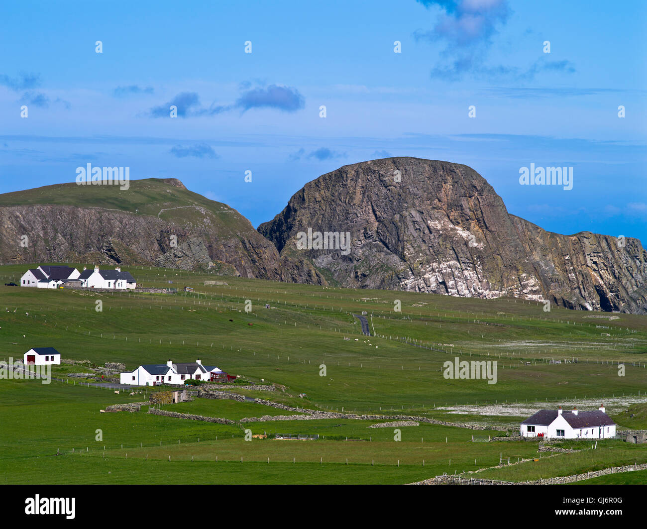 dh Sheep Rock FAIR ISLE SCOTLAND ISLANDS Croft Cottage maisons village national de confiance paysage île éloignée royaume-uni Banque D'Images