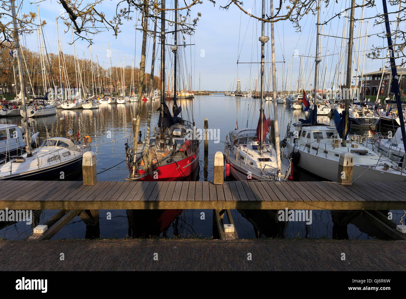 Soirée ambiance au sein de l'Oude Harbour dans l'Dijk à Enkhuizen, aux Pays-Bas, les Pays-Bas, la Hollande du Nord, Banque D'Images