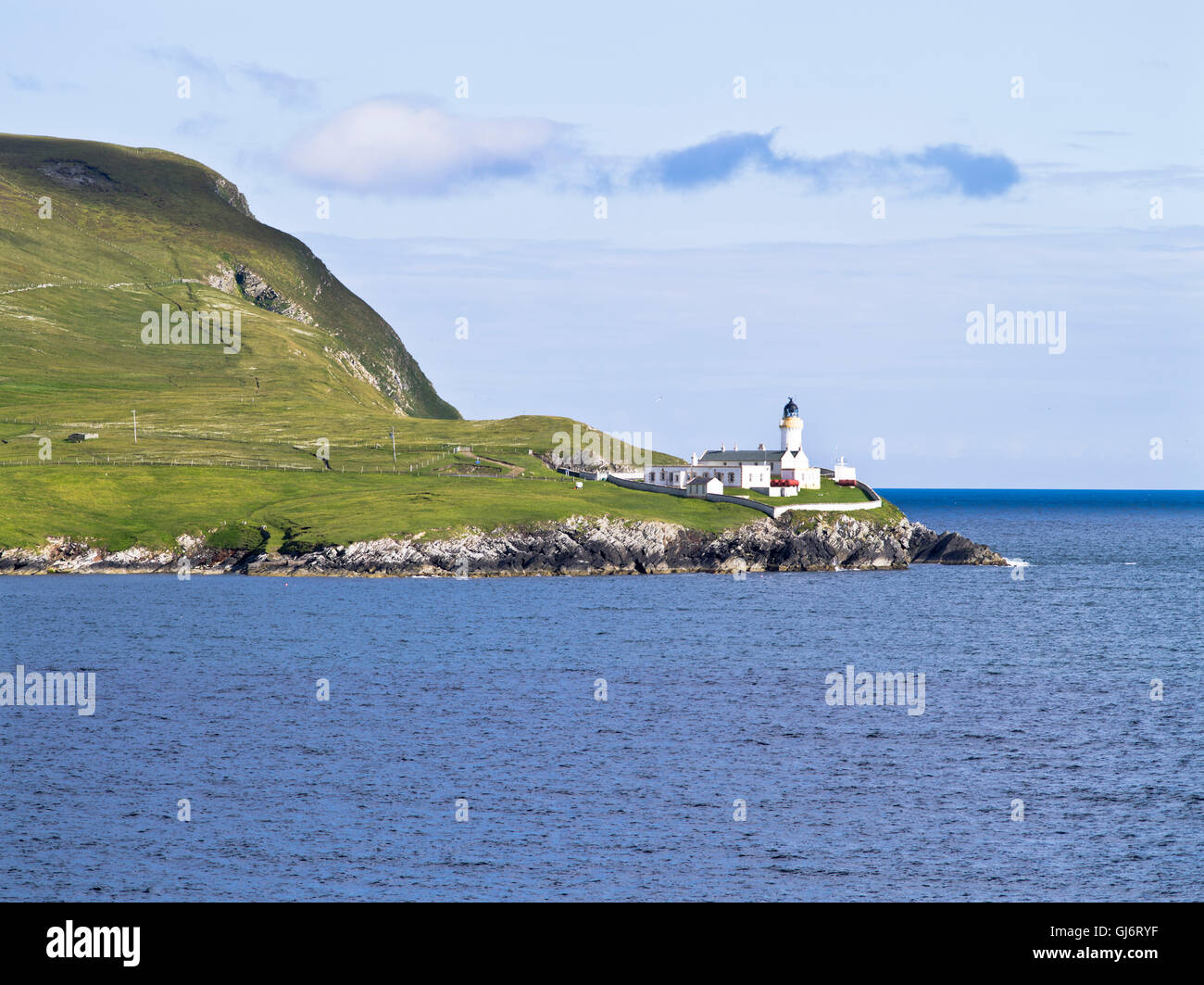 Dh Noss NOSS Phare Light House SHETLAND pointe bâtiments île écossaise côte mer uk Banque D'Images