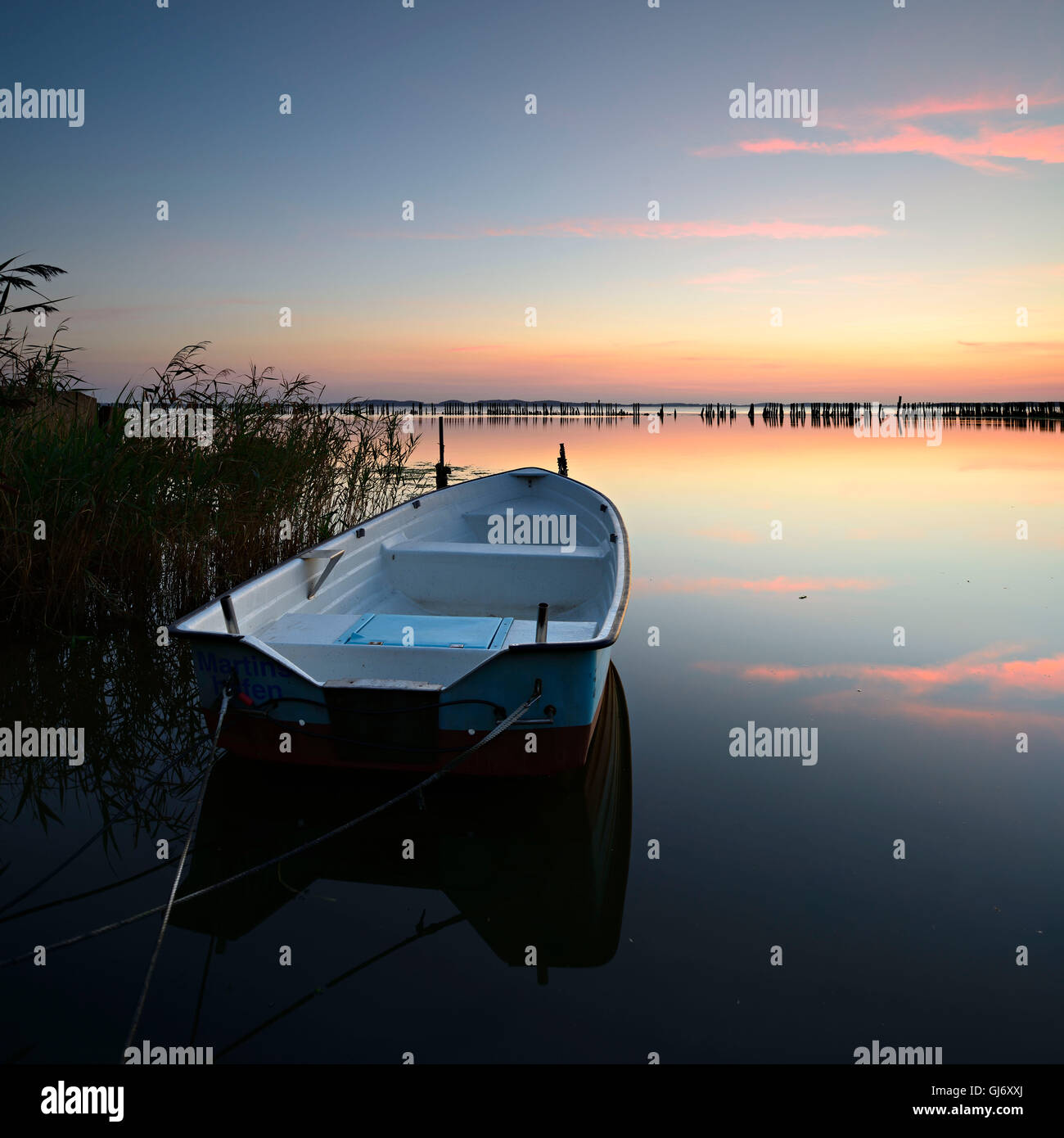 Allemagne, Bavière, île de Rügen, Großer Jasmunder Bodden, coucher du soleil, bateau à rames Banque D'Images