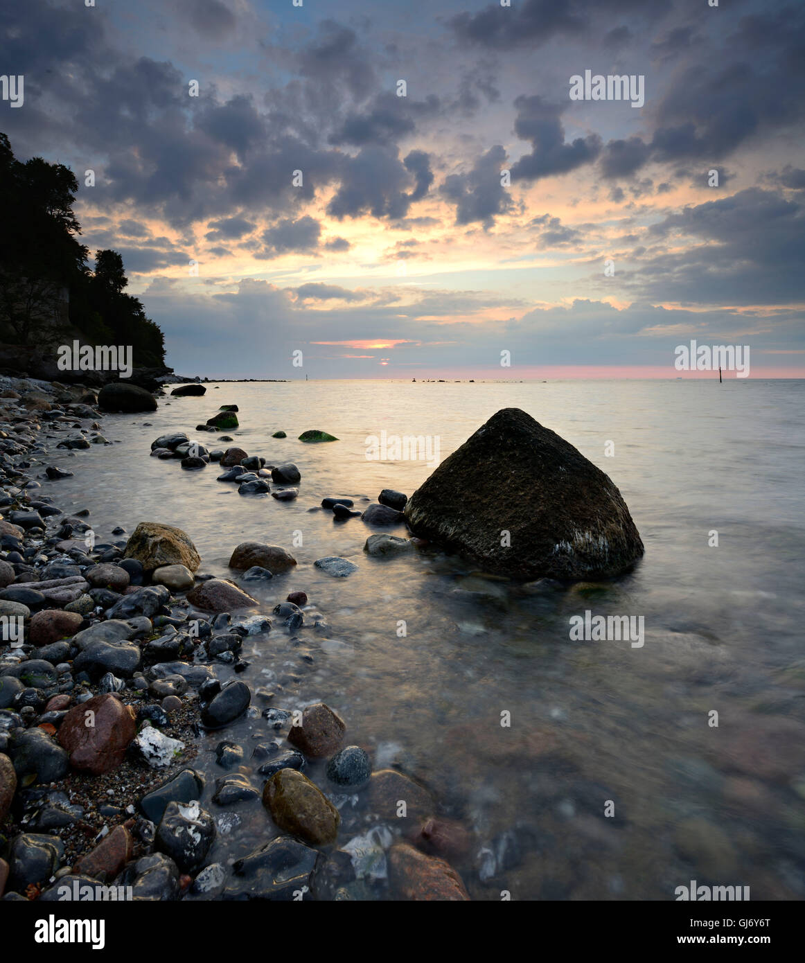 Blocs erratiques au lever du soleil, Parc National de l'île Rügen, Jasmund, Schleswig-Holstein, Allemagne Banque D'Images