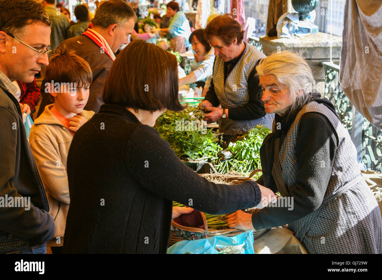 Marché traditionnel.'Mercado de Abastos de Santiago' offre une vue de la vie quotidienne de la vieille ville de Santiago de Compostela.S Banque D'Images