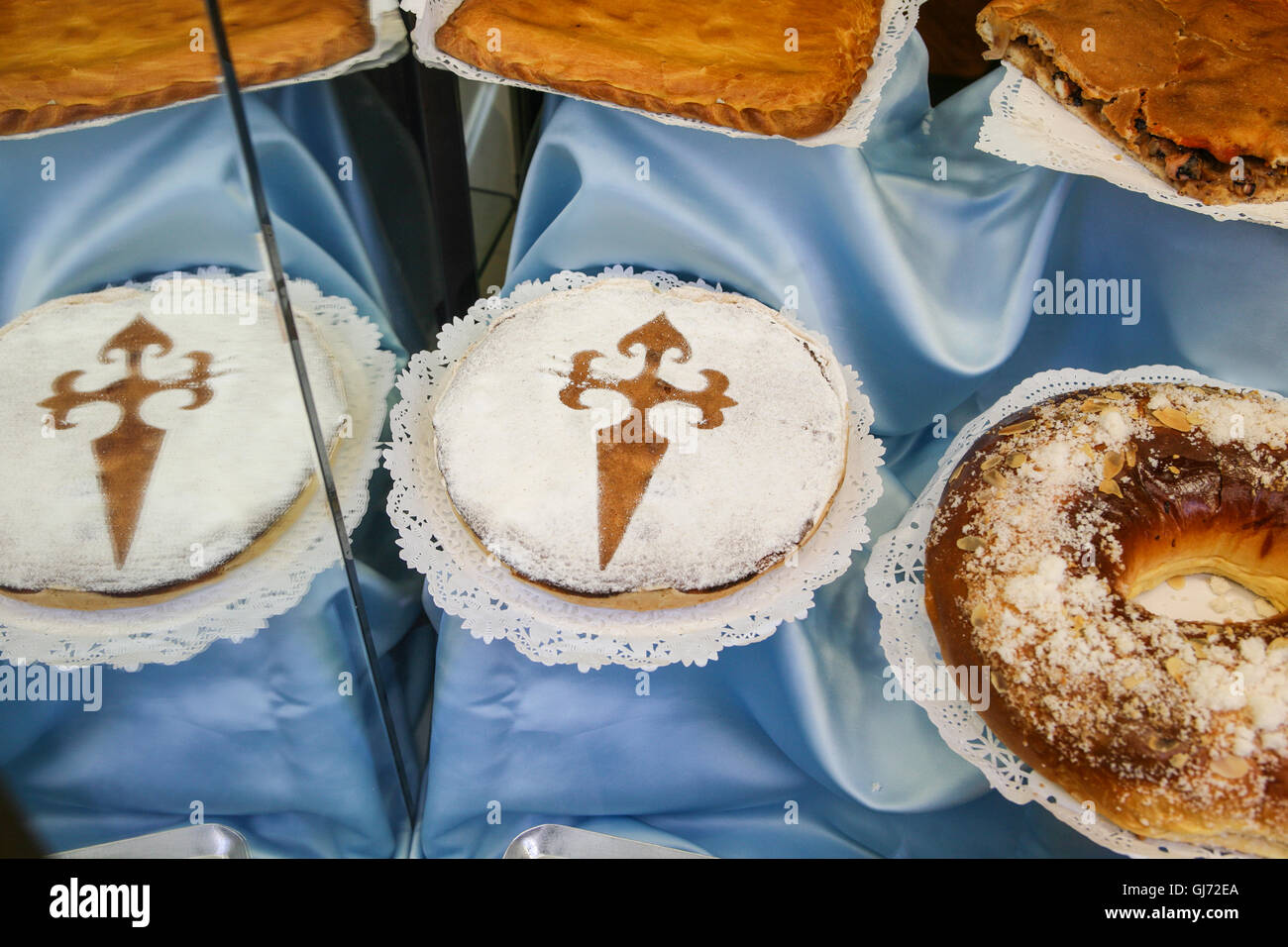 Santiago Production Notamment Celebre Celebre Tarte Gateau Santiago De Cadeau Boutique Souvenirs Fenetre Dans Le Centre De Santiago Santiago De Compostelle Les Pelerins Galice Photo Stock Alamy