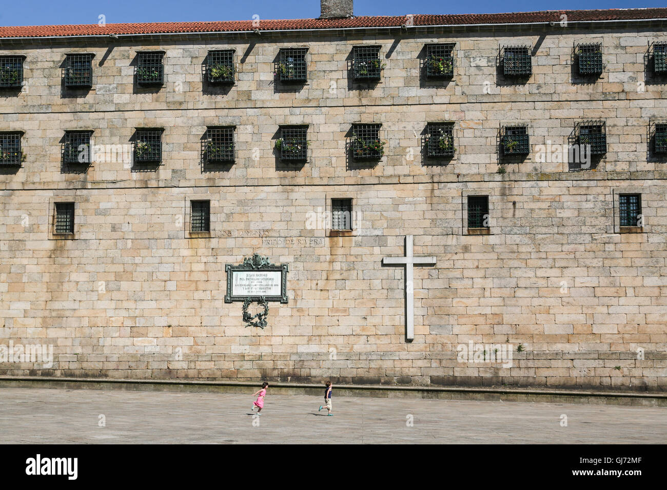 Face à la Cathédrale de Santiago de Compostela et occupant un côté de Quintana Square est le monastère de San Pelayo de Antealta Banque D'Images