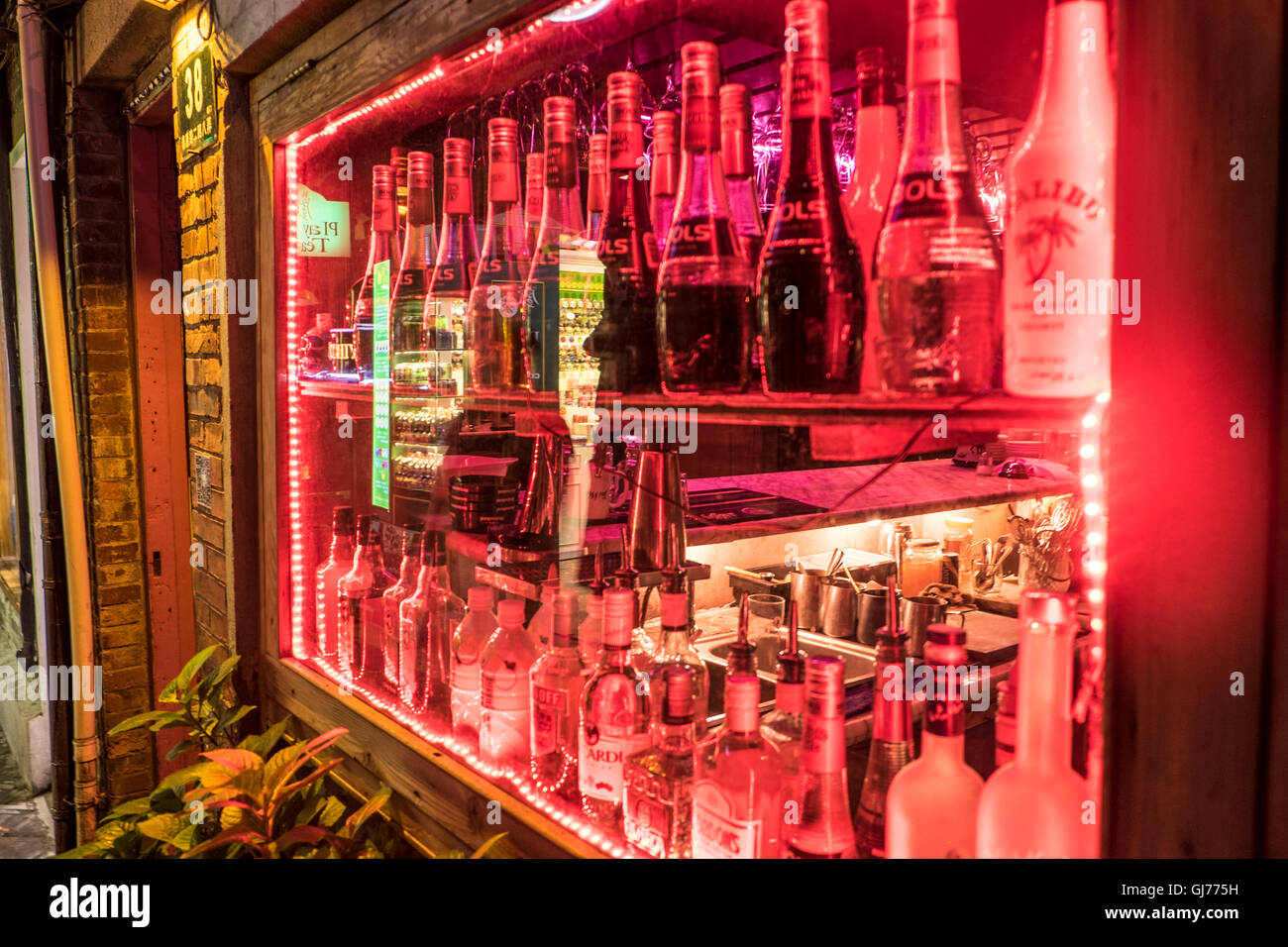 Vitrine d'un bar de nuit avec bouteille d'alcool Photo Stock - Alamy