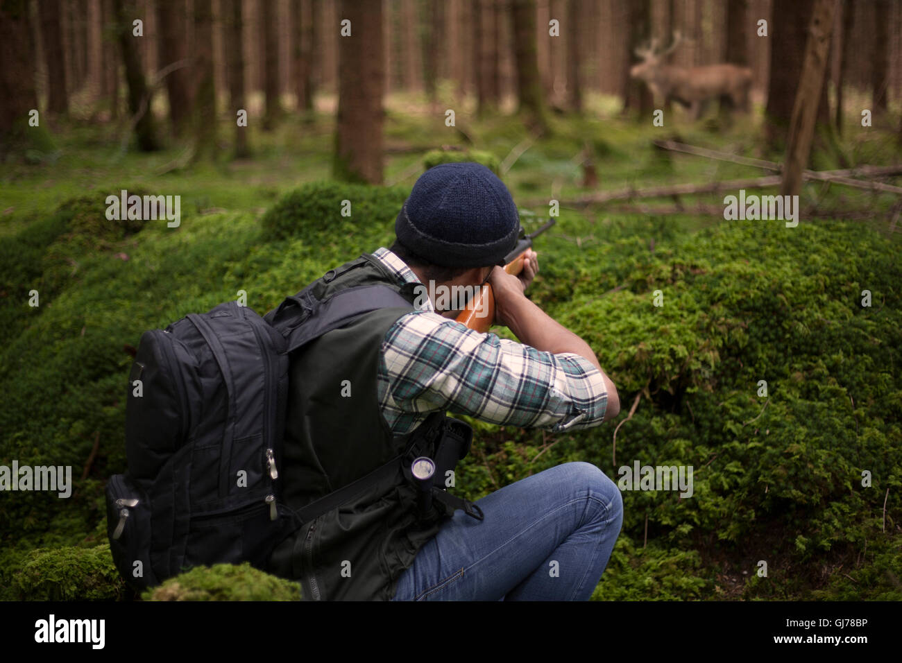 L'Interracial hunter dans la forêt Banque D'Images