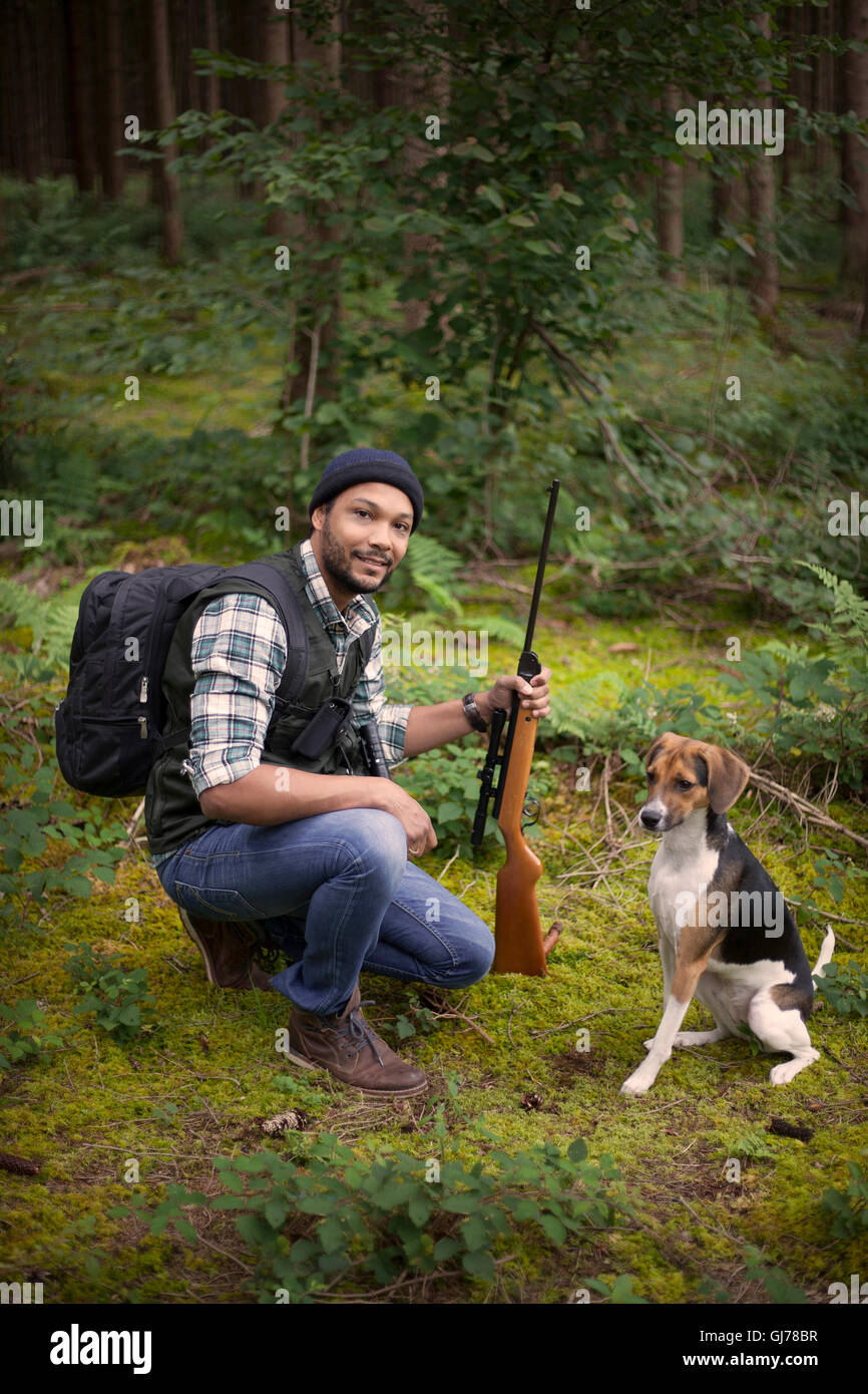 L'Interracial hunter dans la forêt Banque D'Images