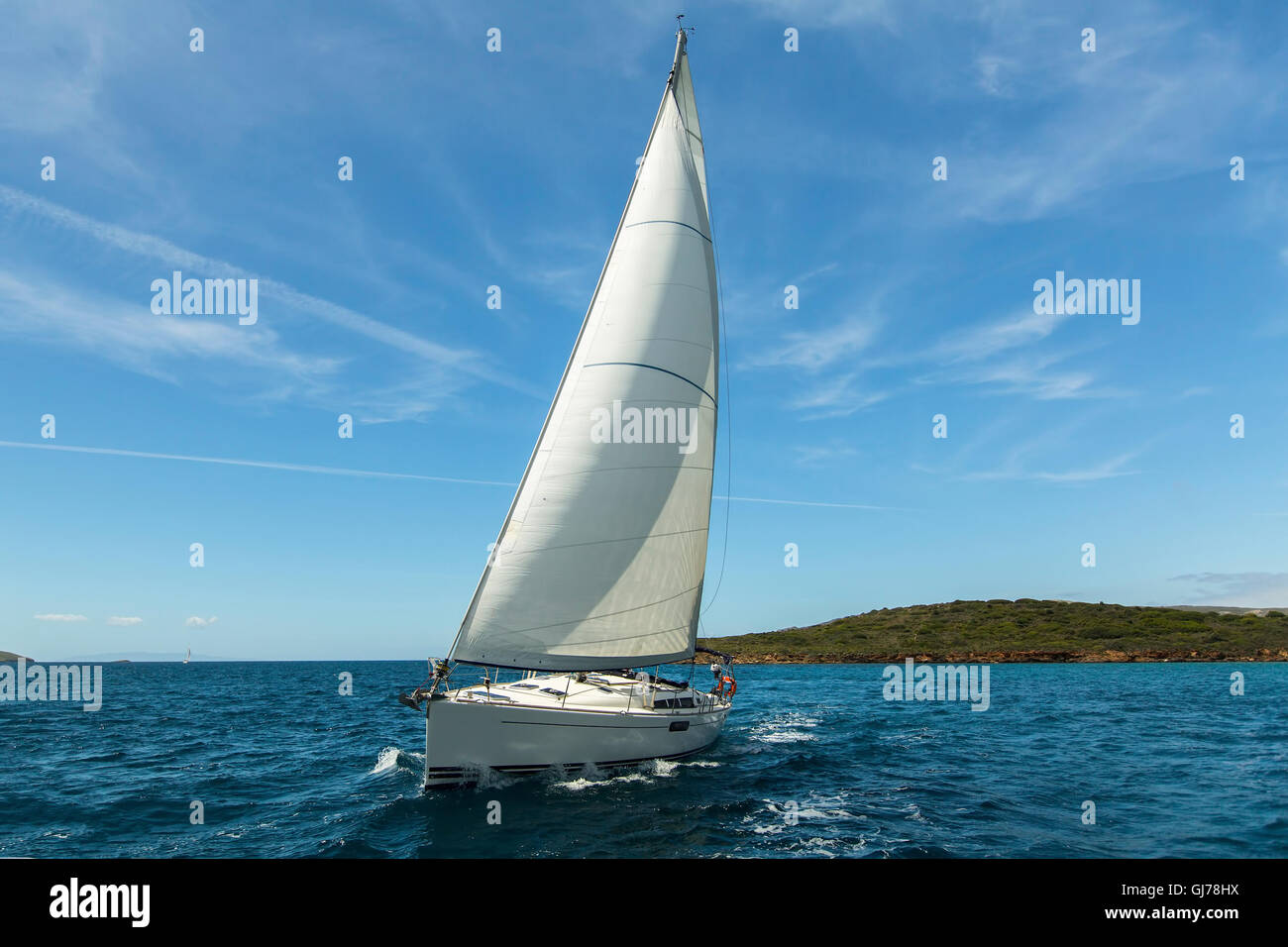 Bateau à voile yachts avec voiles blanches dans la mer Egée. Bateaux de croisière de luxe. Banque D'Images