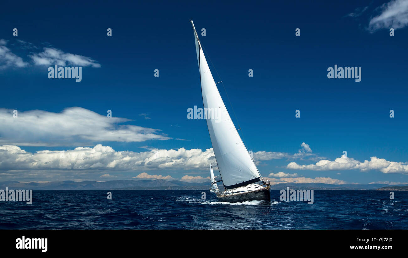 Les bateaux à voile Bateaux à voiles blanches dans la mer ouverte. Banque D'Images