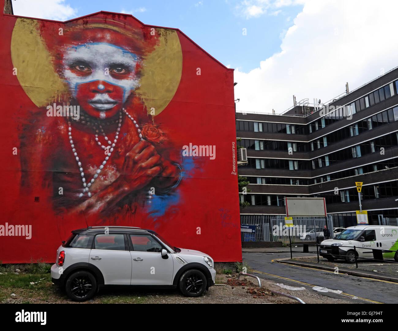 Enfant autochtone en parking, quart nord Art, NQ, Manchester, North West England, UK, M1 1JR Banque D'Images
