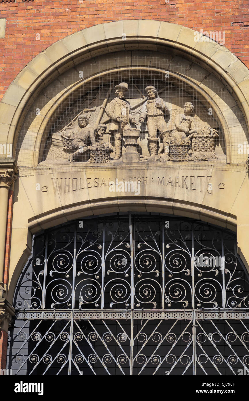 Les anciens marchés Smithfield figures sculptées,centre de Manchester, Angleterre, Royaume-Uni - vente du poisson Banque D'Images