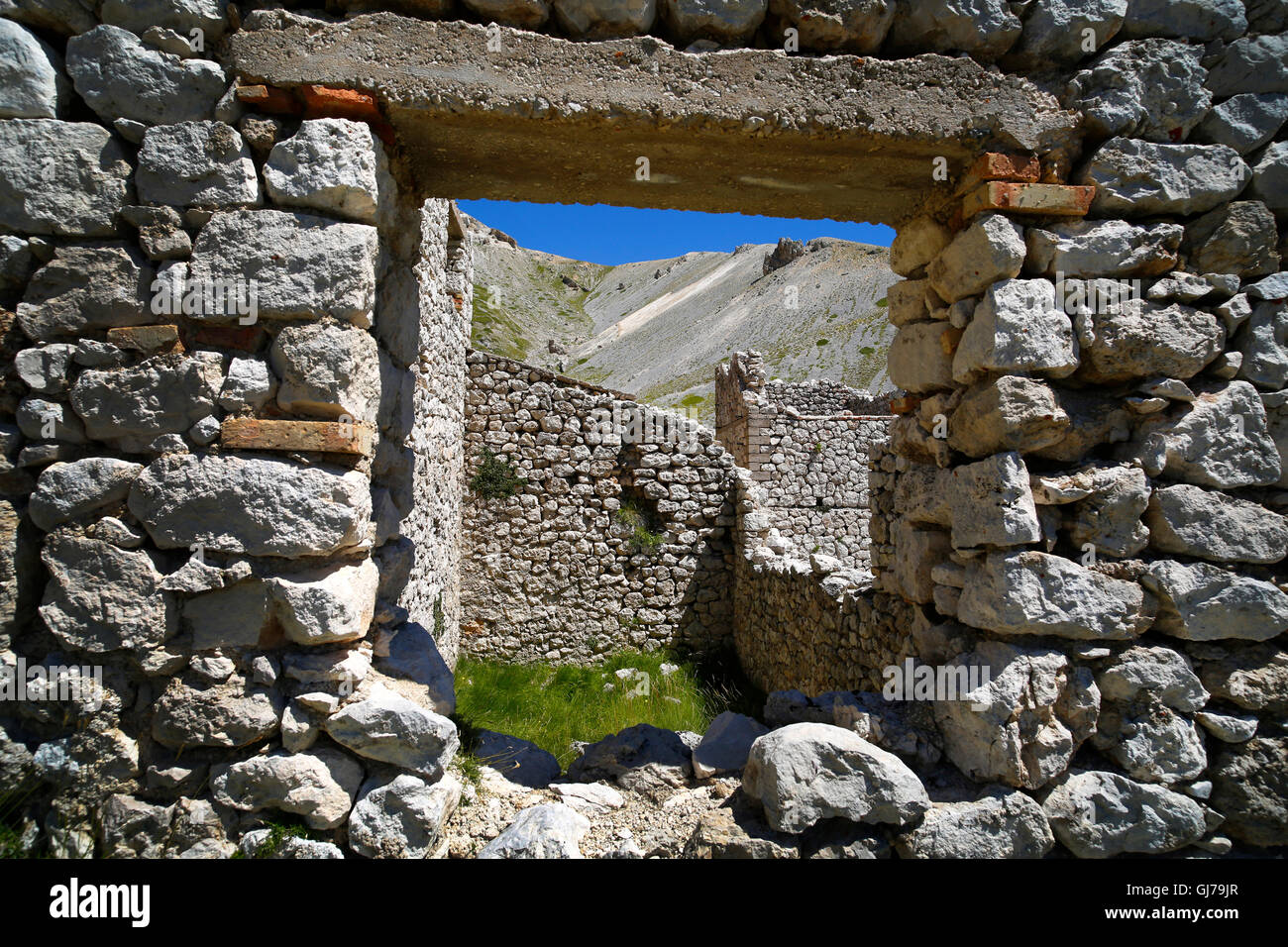 Vieux bâtiments miniers sur Campo Imperatore dans le Parc National du Gran Sasso, Abruzzo, Italie. Banque D'Images
