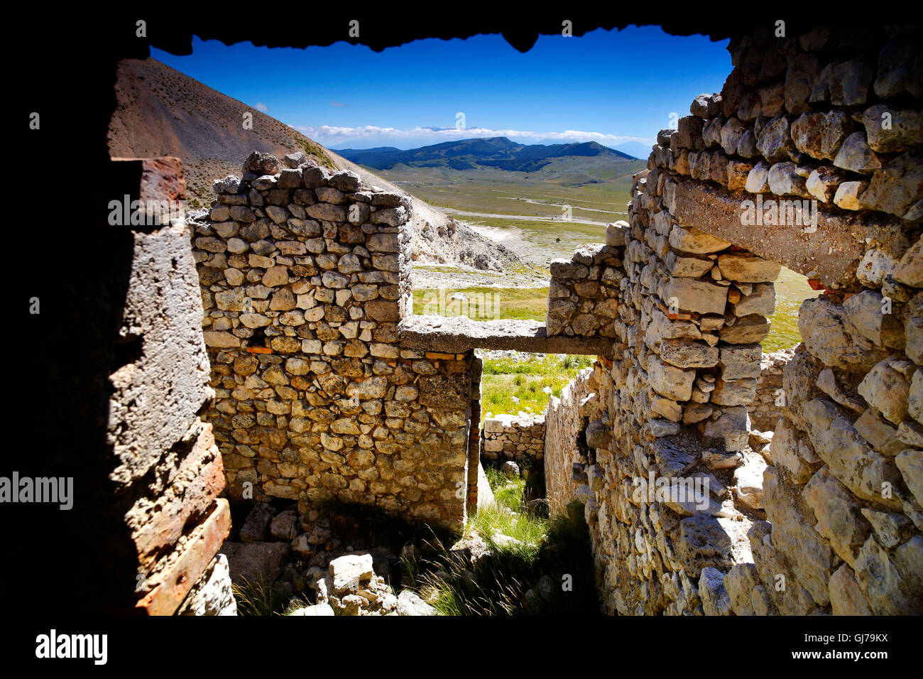 Vieux bâtiments miniers sur Campo Imperatore dans le Parc National du Gran Sasso, Abruzzo, Italie. Banque D'Images