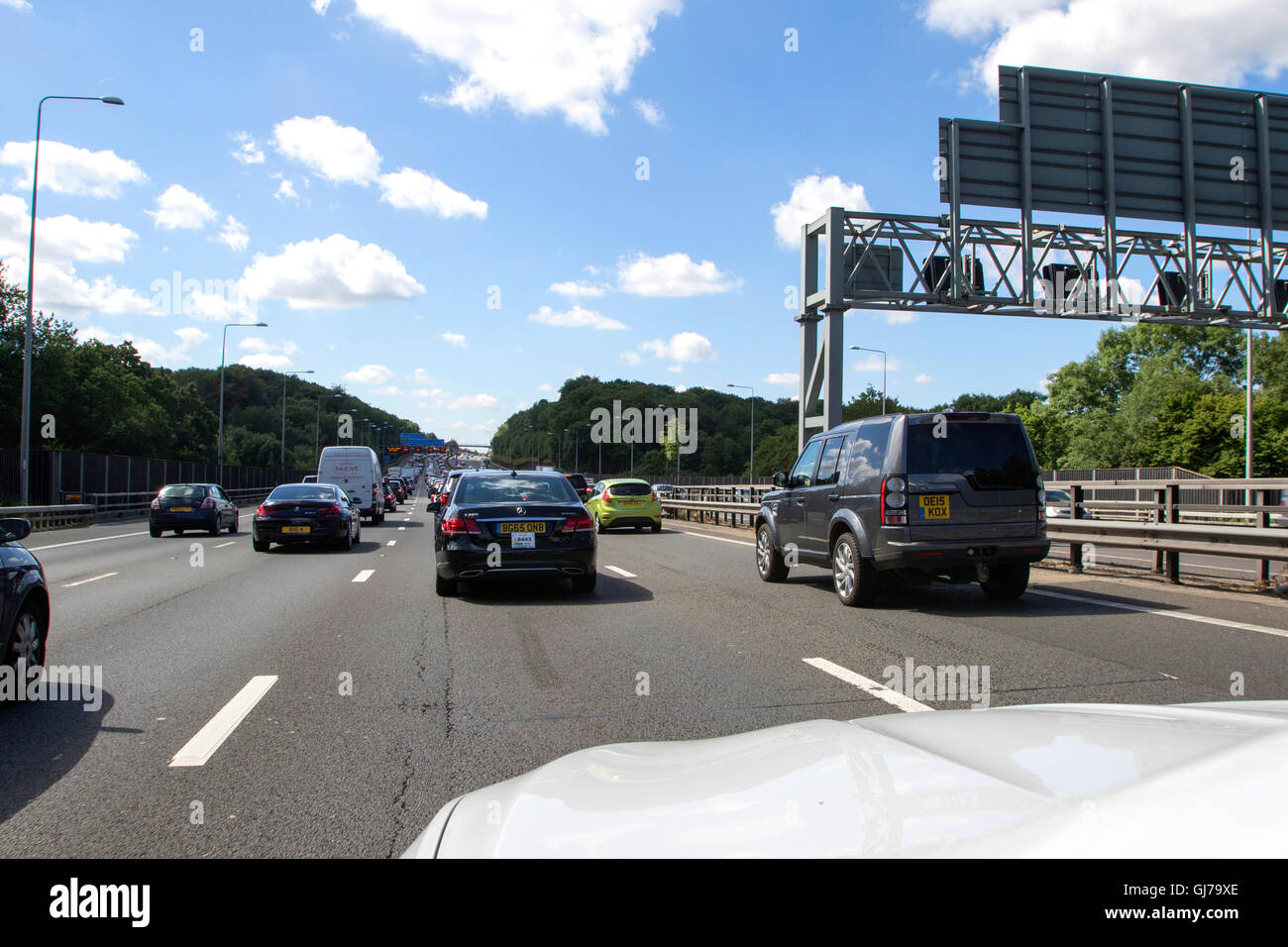 Un fort trafic sur l'autoroute M25 dans le sens antihoraire à l'Afrique entre les échangeurs 15 et 16, près de l'aéroport d'Heathrow en Angleterre Banque D'Images