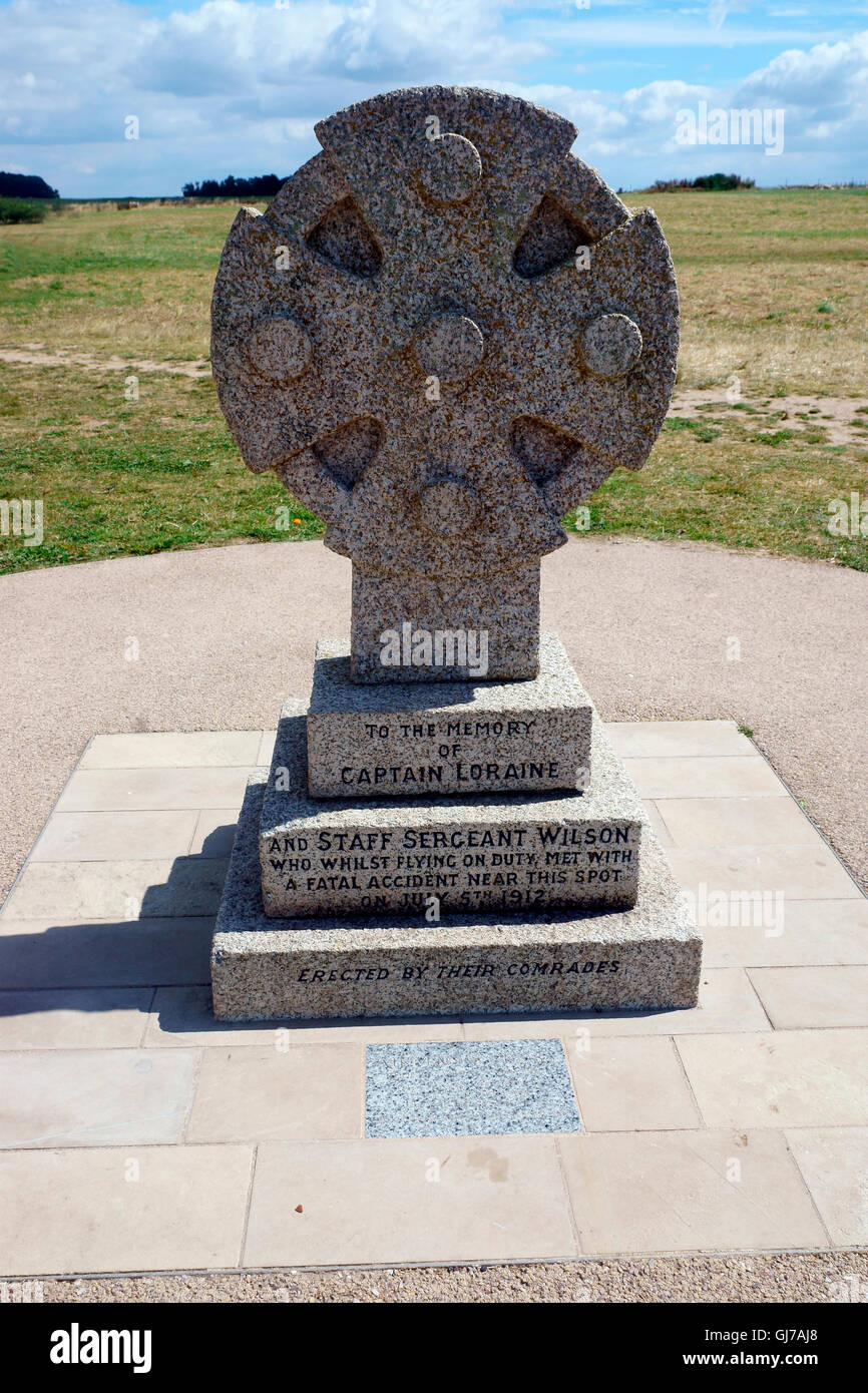 AIRMAN'S CROSS STONE HENGE. Deux premiers aviateurs tués ROYAL FLYING CORPS EN FORMATION. Banque D'Images