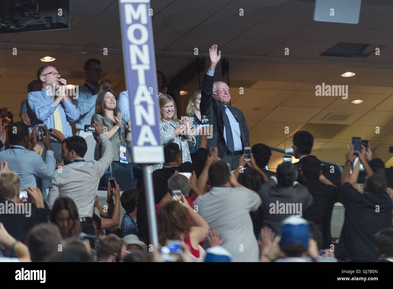 Le sénateur Bernie Sanders observe le vote pendant le 2e jour de la Convention Nationale Démocratique à la Wells Fargo Center le 26 juillet 2016 à Philadelphie, Pennsylvanie. Banque D'Images Le sénateur Bernie Sanders observe le vote pendant le 2e jour de la Convention Nationale Démocratique à la Wells Fargo Center le 26 juillet 2016 à Philadelphie, Pennsylvanie. Banque D'Images