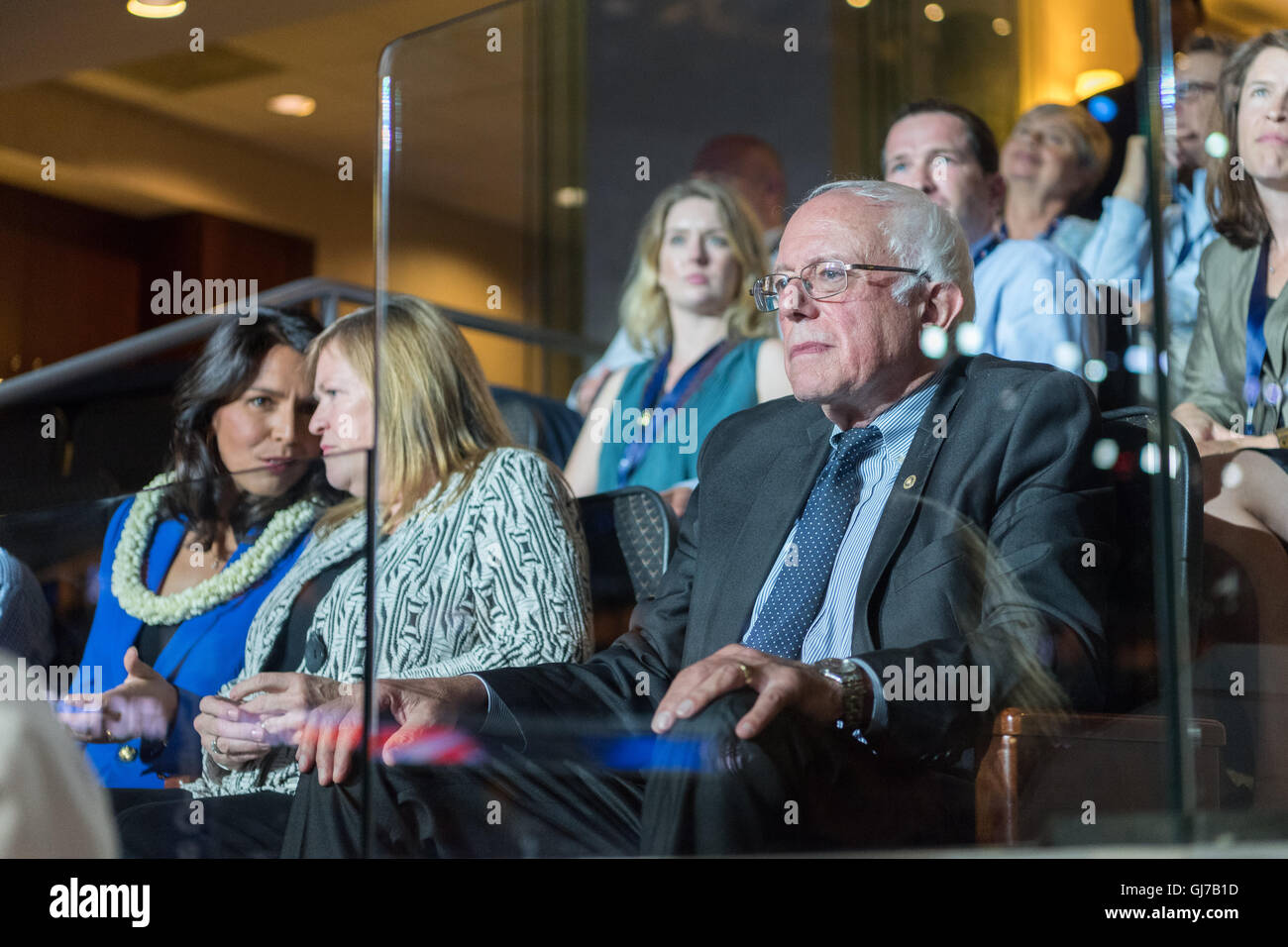 Le sénateur Bernie Sanders observe le vote pendant le 2e jour de la Convention Nationale Démocratique à la Wells Fargo Center le 26 juillet 2016 à Philadelphie, Pennsylvanie. Banque D'Images Le sénateur Bernie Sanders observe le vote pendant le 2e jour de la Convention Nationale Démocratique à la Wells Fargo Center le 26 juillet 2016 à Philadelphie, Pennsylvanie. Banque D'Images