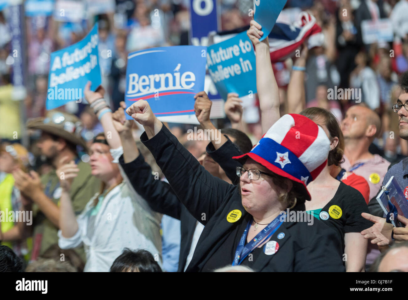 Les délégués à la vôtre pour Bernie Sanders lors de l'appel nominal pendant le 2e jour de la Convention Nationale Démocratique à la Wells Fargo Center le 26 juillet 2016 à Philadelphie, Pennsylvanie. Banque D'Images Les délégués à la vôtre pour Bernie Sanders lors de l'appel nominal pendant le 2e jour de la Convention Nationale Démocratique à la Wells Fargo Center le 26 juillet 2016 à Philadelphie, Pennsylvanie. Banque D'Images