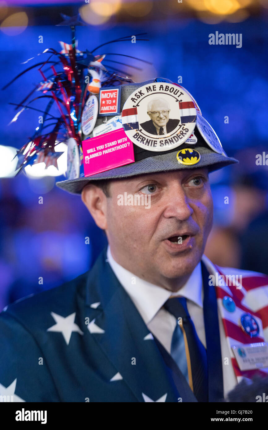 Un Bernie Sanders partisans porte un chapeau décoré avant le début de la 2e jour de la Convention Nationale Démocratique à la Wells Fargo Center le 26 juillet 2016 à Philadelphie, Pennsylvanie. Banque D'Images Un Bernie Sanders partisans porte un chapeau décoré avant le début de la 2e jour de la Convention Nationale Démocratique à la Wells Fargo Center le 26 juillet 2016 à Philadelphie, Pennsylvanie. Banque D'Images