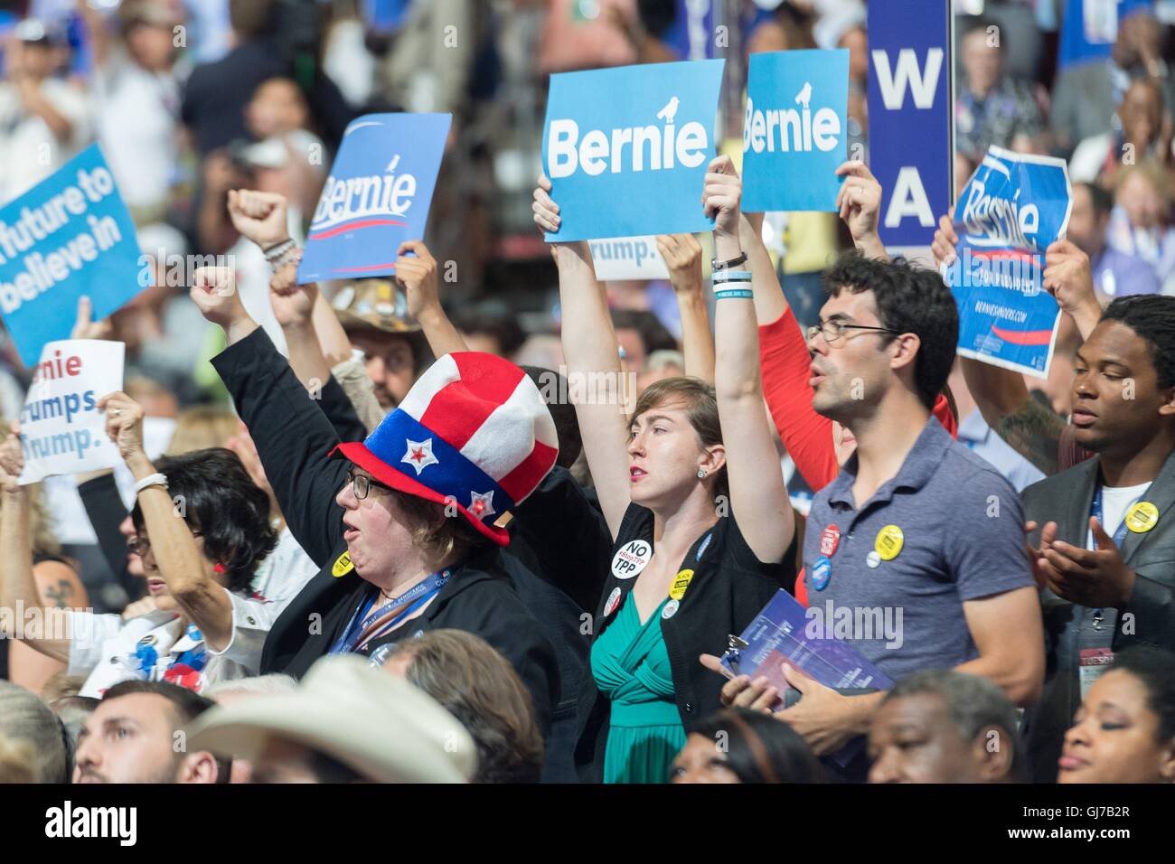 Les délégués à la vôtre pour Bernie Sanders lors de l'appel nominal pendant le 2e jour de la Convention Nationale Démocratique à la Wells Fargo Center le 26 juillet 2016 à Philadelphie, Pennsylvanie. Banque D'Images Les délégués à la vôtre pour Bernie Sanders lors de l'appel nominal pendant le 2e jour de la Convention Nationale Démocratique à la Wells Fargo Center le 26 juillet 2016 à Philadelphie, Pennsylvanie. Banque D'Images