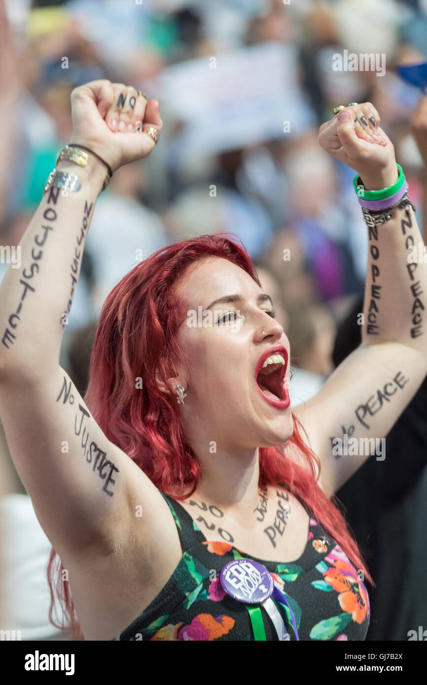 Les délégués à la vôtre pour Bernie Sanders lors de l'appel nominal pendant le 2e jour de la Convention Nationale Démocratique à la Wells Fargo Center le 26 juillet 2016 à Philadelphie, Pennsylvanie. Banque D'Images Les délégués à la vôtre pour Bernie Sanders lors de l'appel nominal pendant le 2e jour de la Convention Nationale Démocratique à la Wells Fargo Center le 26 juillet 2016 à Philadelphie, Pennsylvanie. Banque D'Images