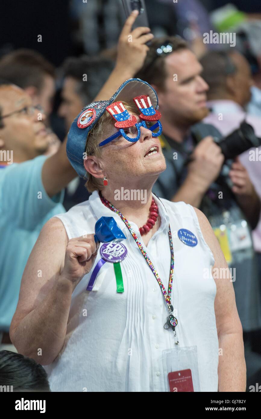 Les délégués à la vôtre pour Bernie Sanders lors de l'appel nominal pendant le 2e jour de la Convention Nationale Démocratique à la Wells Fargo Center le 26 juillet 2016 à Philadelphie, Pennsylvanie. Banque D'Images Les délégués à la vôtre pour Bernie Sanders lors de l'appel nominal pendant le 2e jour de la Convention Nationale Démocratique à la Wells Fargo Center le 26 juillet 2016 à Philadelphie, Pennsylvanie. Banque D'Images