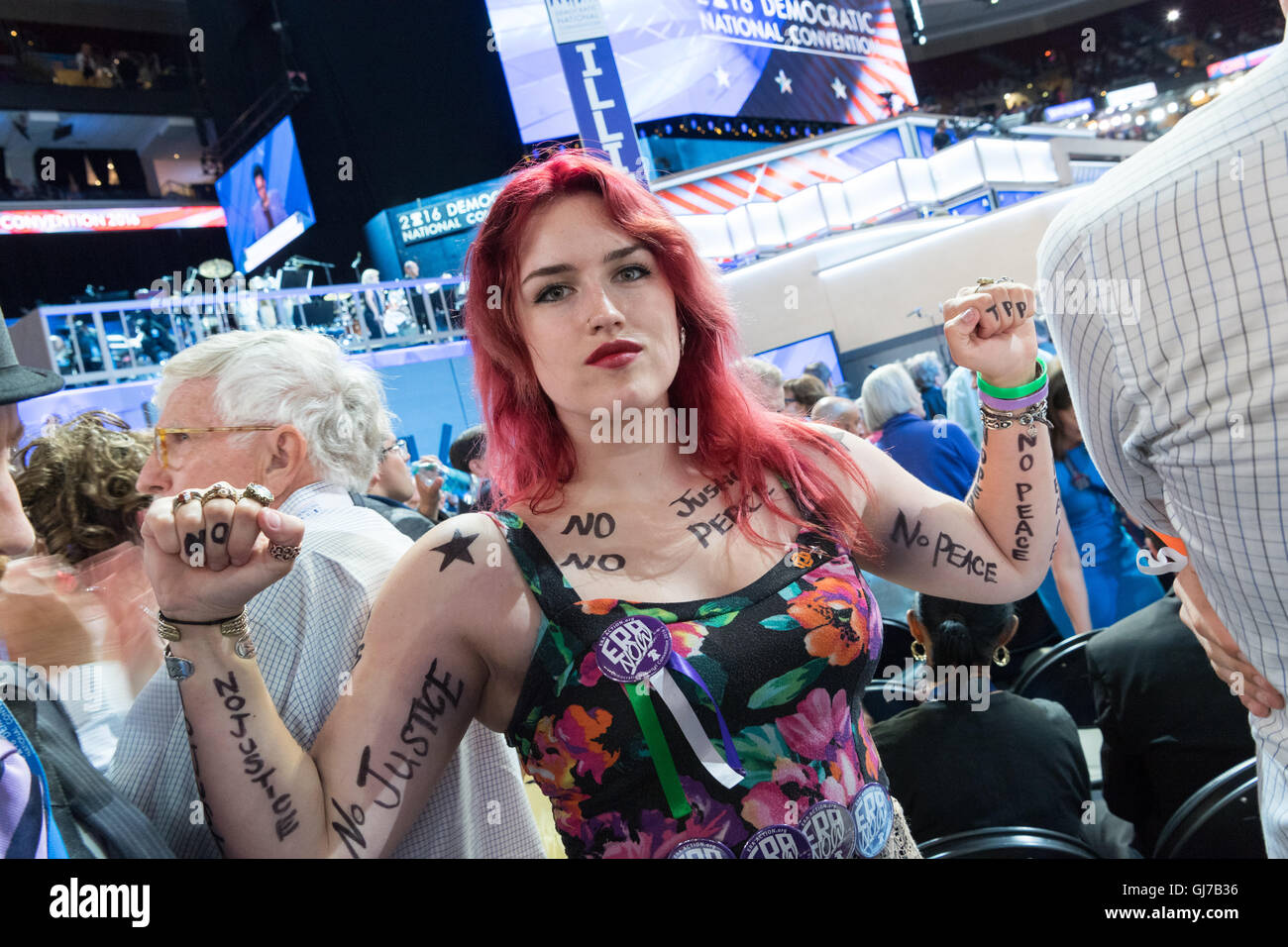 Un délégué démocratique soutenir Bernie Sanders montre ses tatouages pendant le 2e jour de la Convention Nationale Démocratique à la Wells Fargo Center le 26 juillet 2016 à Philadelphie, Pennsylvanie. Banque D'Images Un délégué démocratique soutenir Bernie Sanders montre ses tatouages pendant le 2e jour de la Convention Nationale Démocratique à la Wells Fargo Center le 26 juillet 2016 à Philadelphie, Pennsylvanie. Banque D'Images