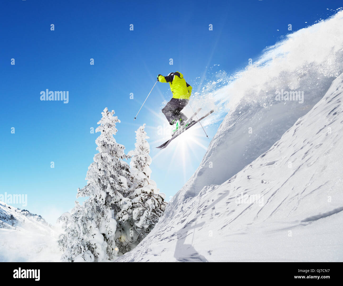 Saut à ski dans les montagnes alpines en belle journée ensoleillée. Copyspace pour le texte Banque D'Images
