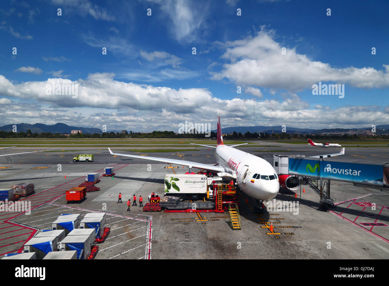 L'avion de ligne Avianca Airbus A330 est en préparation pour le prochain vol sur la rampe d'accès à l'aérogare de l'aéroport international El Dorado, Bogotá, Colombie Banque D'Images