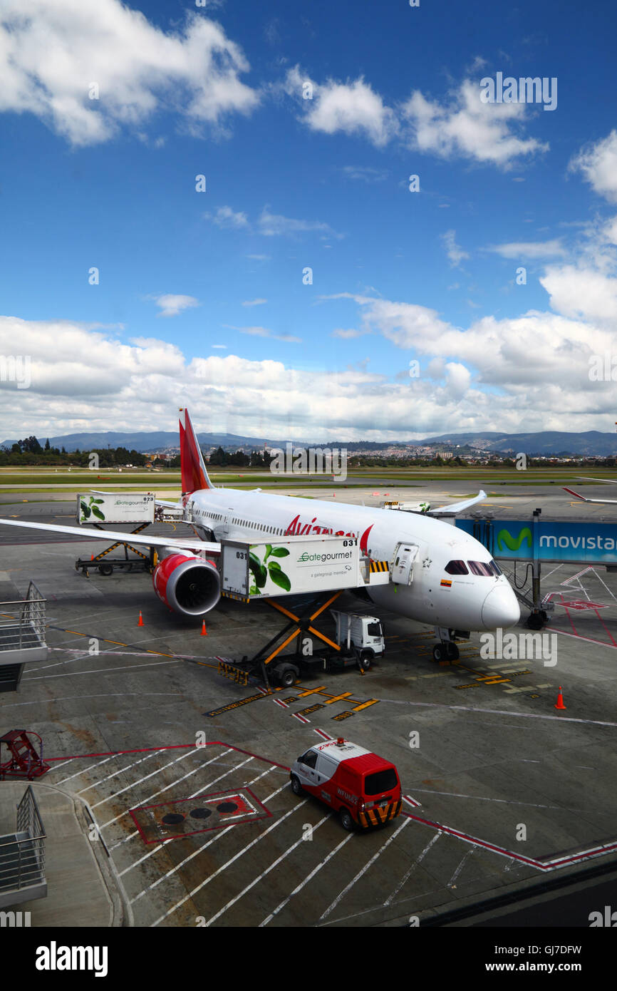 Avianca Airbus A330 sur la rampe d'accès à l'extérieur du terminal de l'aéroport international El Dorado, Bogotá, Colombie Banque D'Images